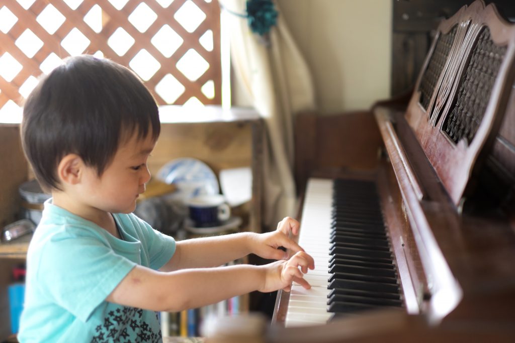 男の子にも人気のピアノは何歳から始める 費用やメリットと共に解説 スタディクリップ