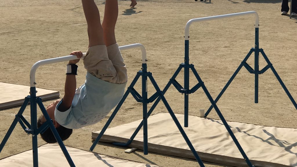 逆上がりをしている子ども
