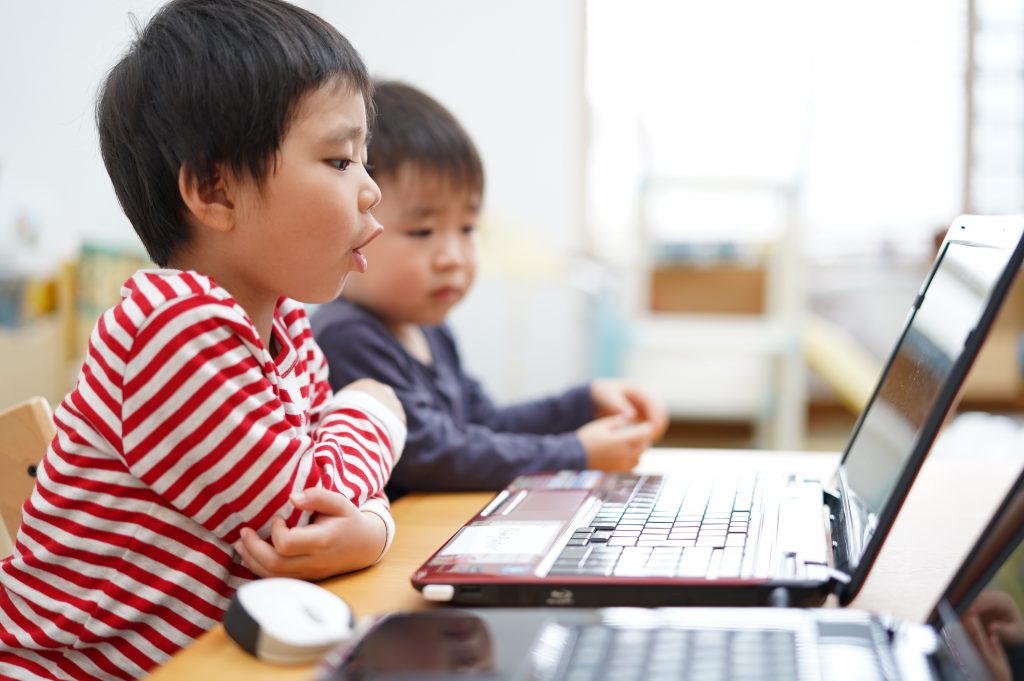 ノートパソコンを操作する男の子