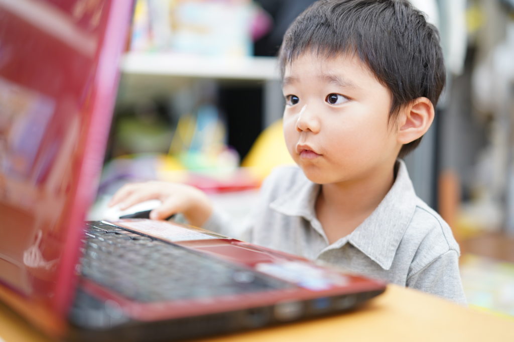 ノートパソコンを操作する子供