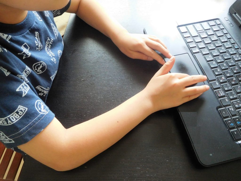 プログラミングしている子供